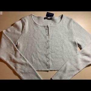 Light gray longsleeve crop top